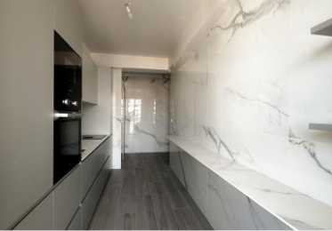 Cuisine moderne avec mur en marbre blanc