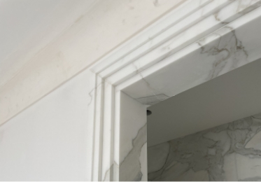Passage de porte moulure marbre blanc veine grise