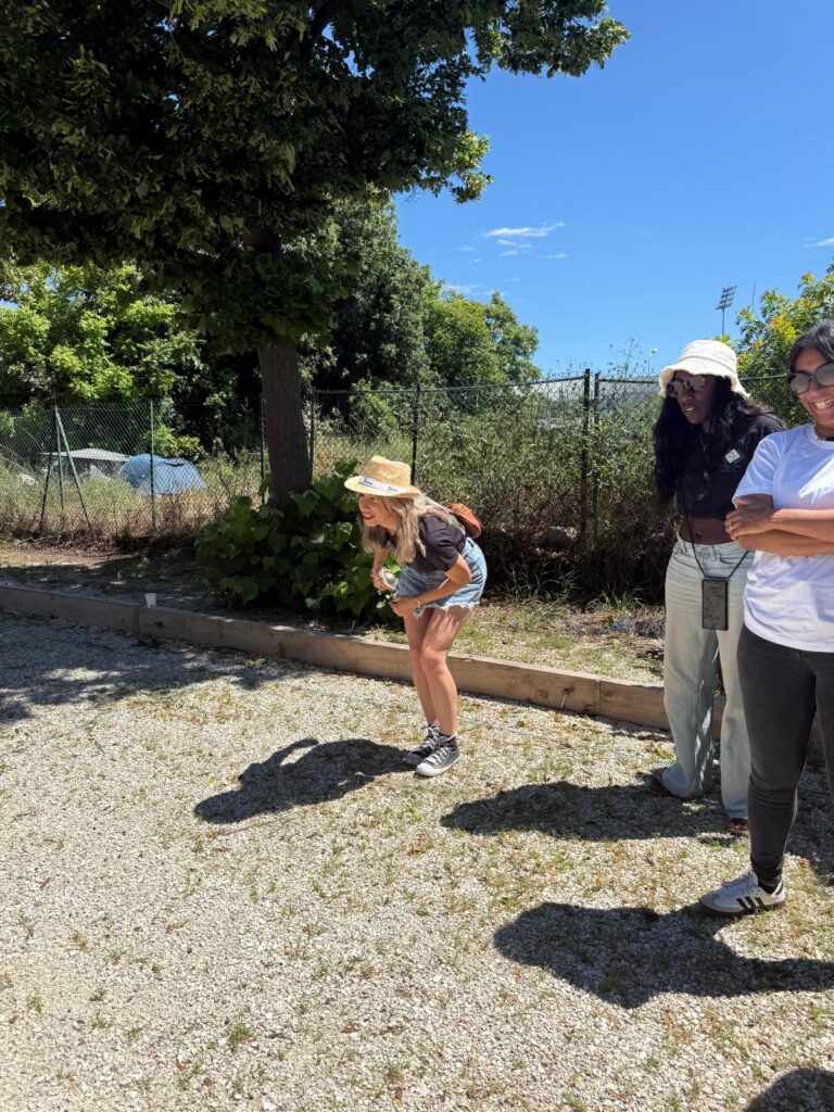 Parties de pétanque entre professionnels du bâtiment sous le soleil.